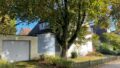Straßenansicht mit Garage
