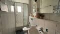 Bad mit Dusche und Fenster