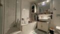 Bad mit Wanne und Dusche