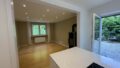 Blick ins Wohnzimmer mit Kamin