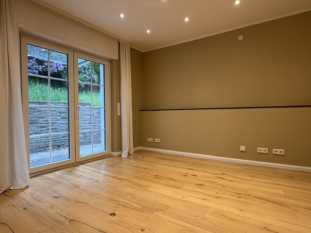 Schlafzimmer mit Zugang zur Terrasse