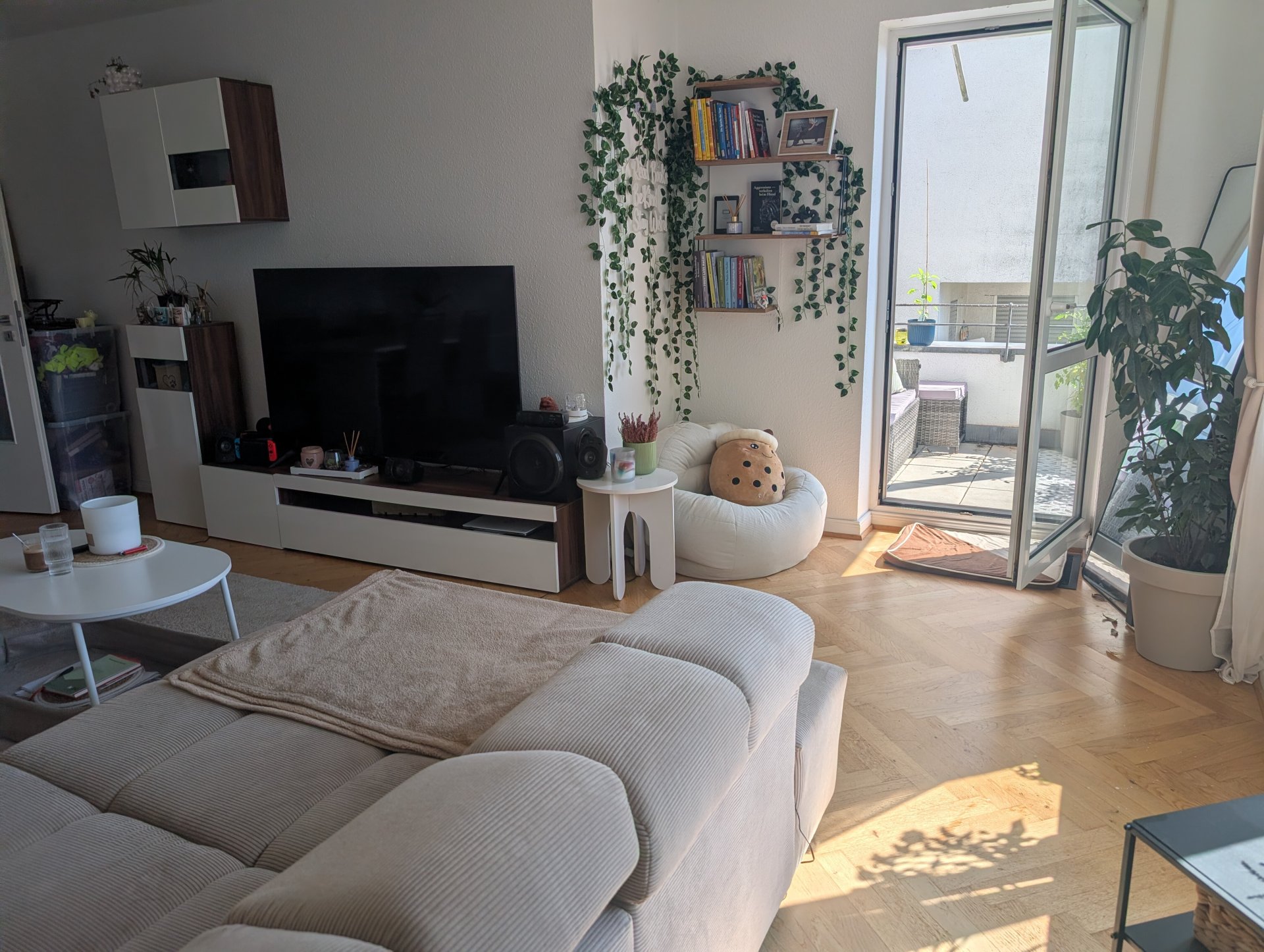 Wohnzimmer mit Blick auf Balkon