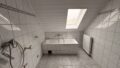 Bad mit Dusche und Wanne und Fenster
