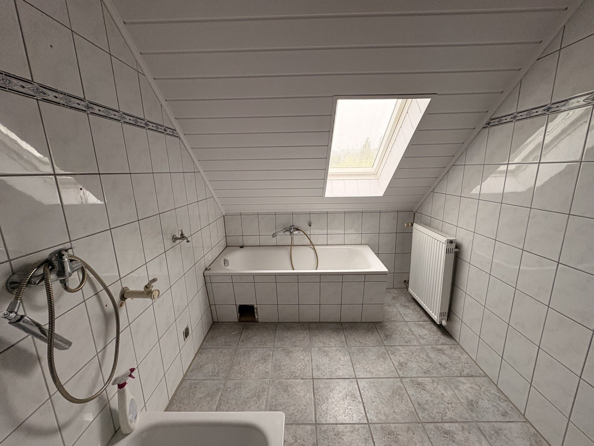 Bad mit Dusche und Wanne und Fenster